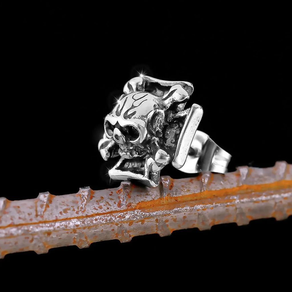 Silverfärgade öronstift formade som järnkors med en dödskalle med korslagda benknotor