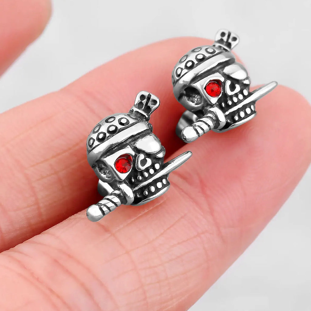 Silverfärgat örhänge föreställande en pirat-dödskalle med bandana, ögonbindel och en kniv i munnen