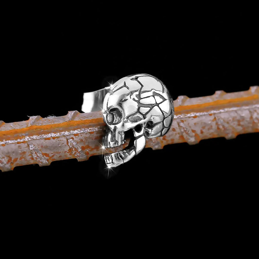 Silverfärgat örhänge föreställande sprucken dödskalle