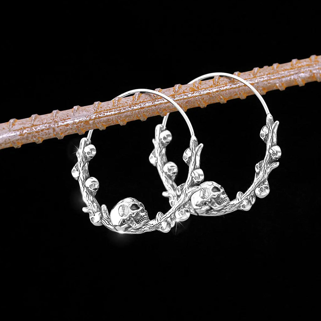 Örhängen ringar med flera dödskallar