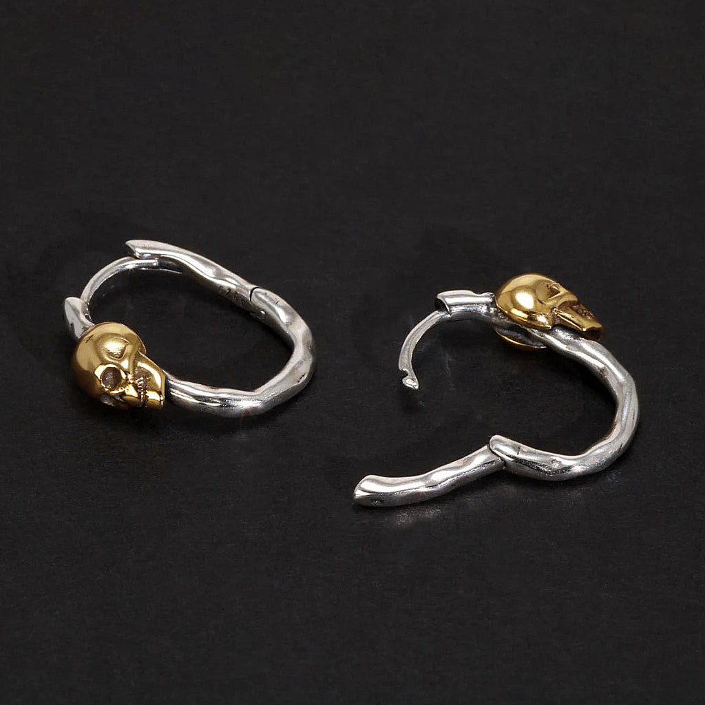 Silver- och guldfärgade dödskalle örhängen formade som ringar av äkta silver