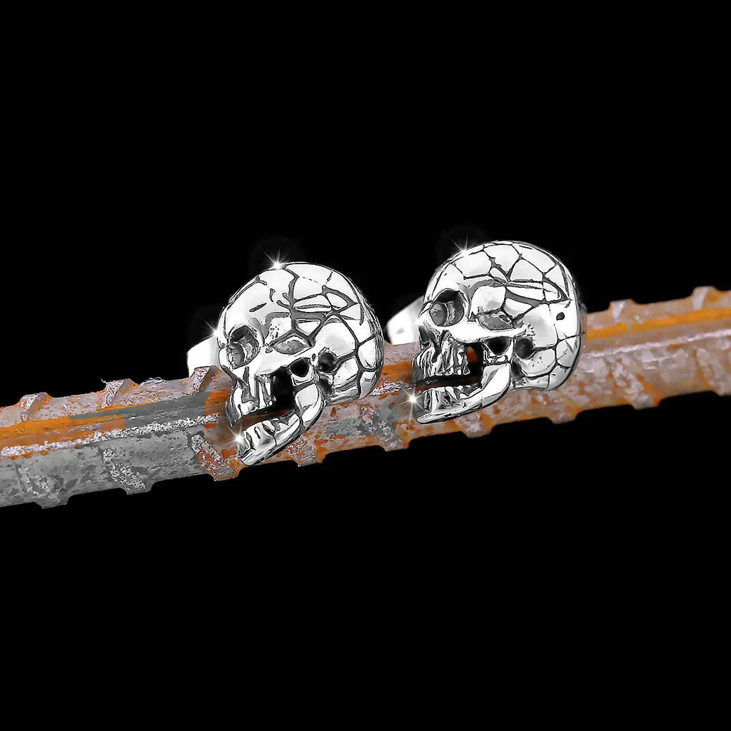 Silverfärgade örhängen föreställande spruckna dödskallar