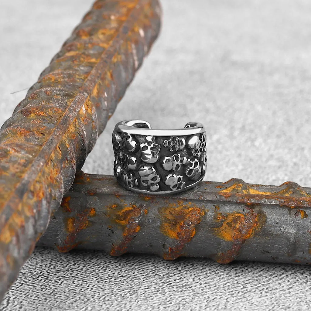 Öronclips med dödskallar på