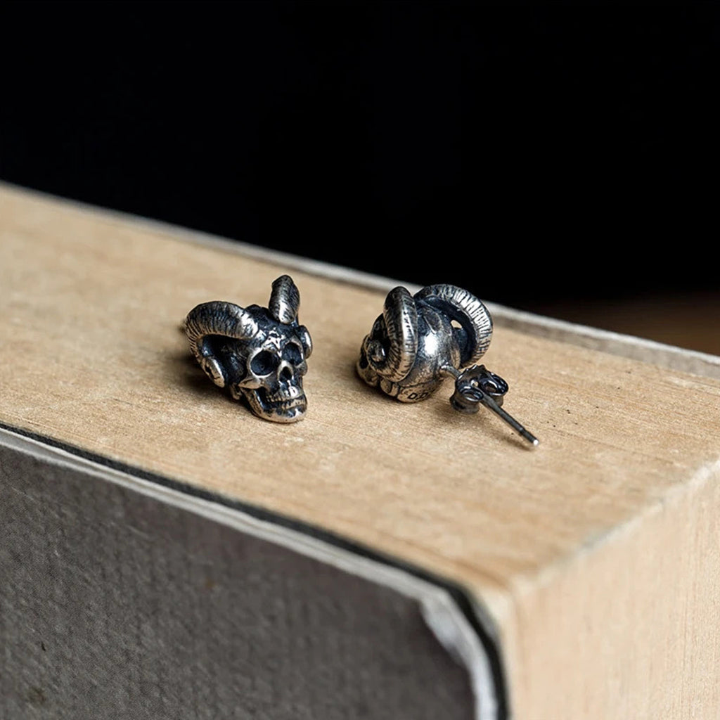 Silverfärgade öronstift av äkta sterling silver föreställande en dödskalle med bockhorn