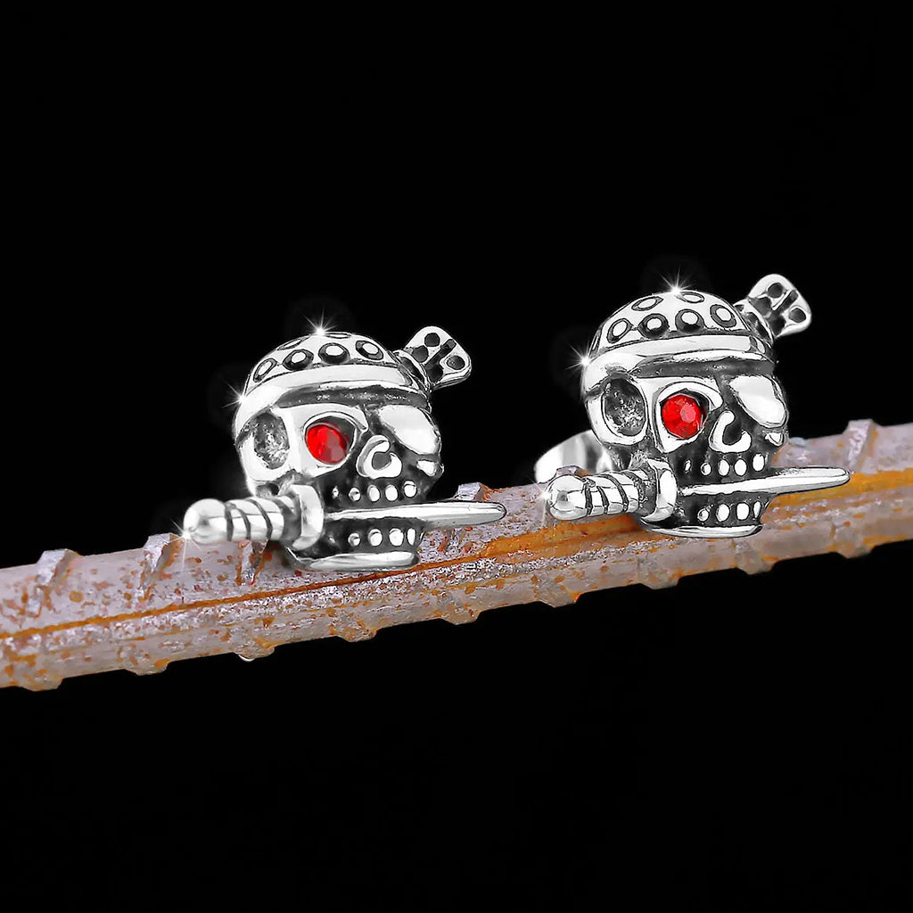 Silverfärgat öronstift föreställande en pirat-dödskalle med bandana, ögonbindel och en kniv i munnen