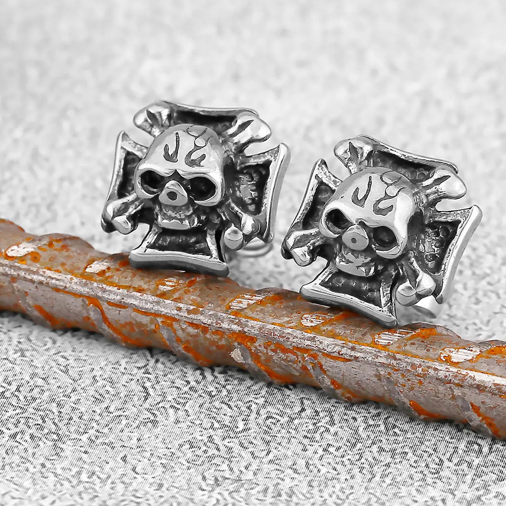 Silverfärgade öronstift formade som järnkors med en dödskalle med korslagda benknotor