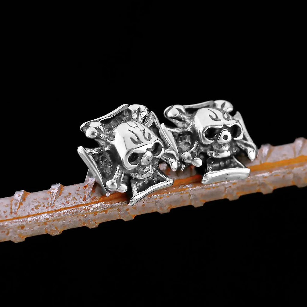 Silverfärgade öronstift formade som malteserkors med en dödskalle med korslagda benknotor