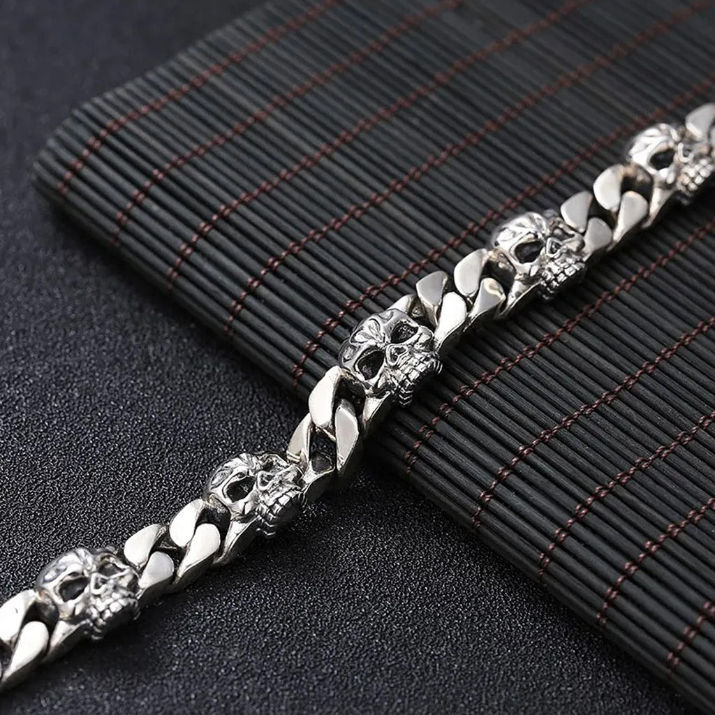 Silverfärgat pansarkedjearmband av sterlingsilver med dödskallar