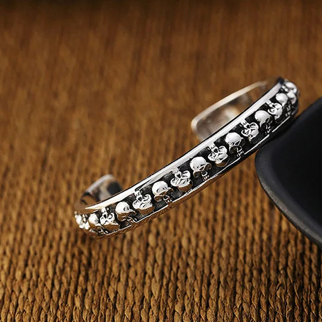 Silverfärgat ring-armband med dödskallar av sterlingsilver