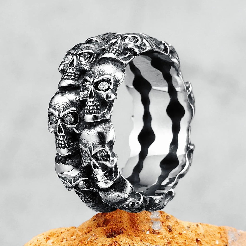 Ring dödskallar och klara diamanter