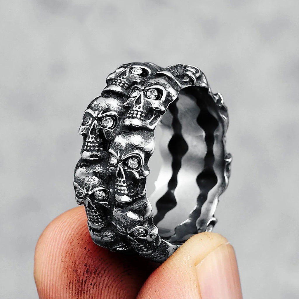 Ring med dödskallar och zirkoner