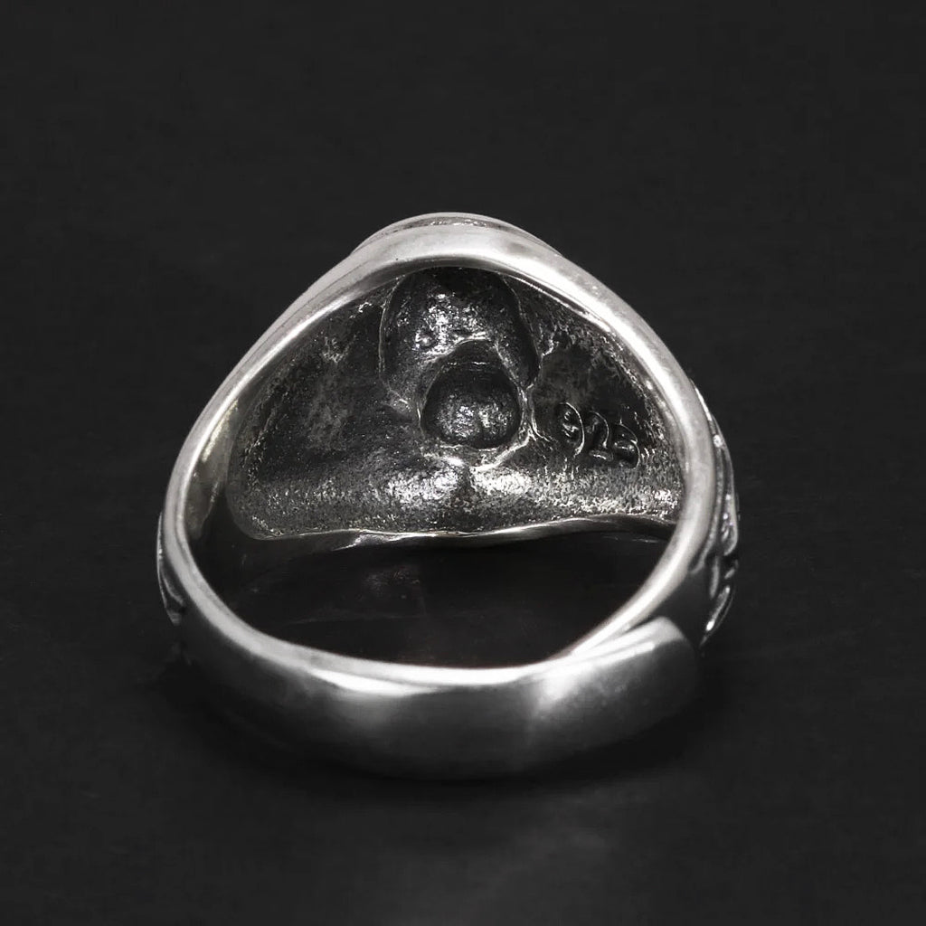 Silverfärgad dödskalle ring i sterling silver med eldsflammor längs sidorna