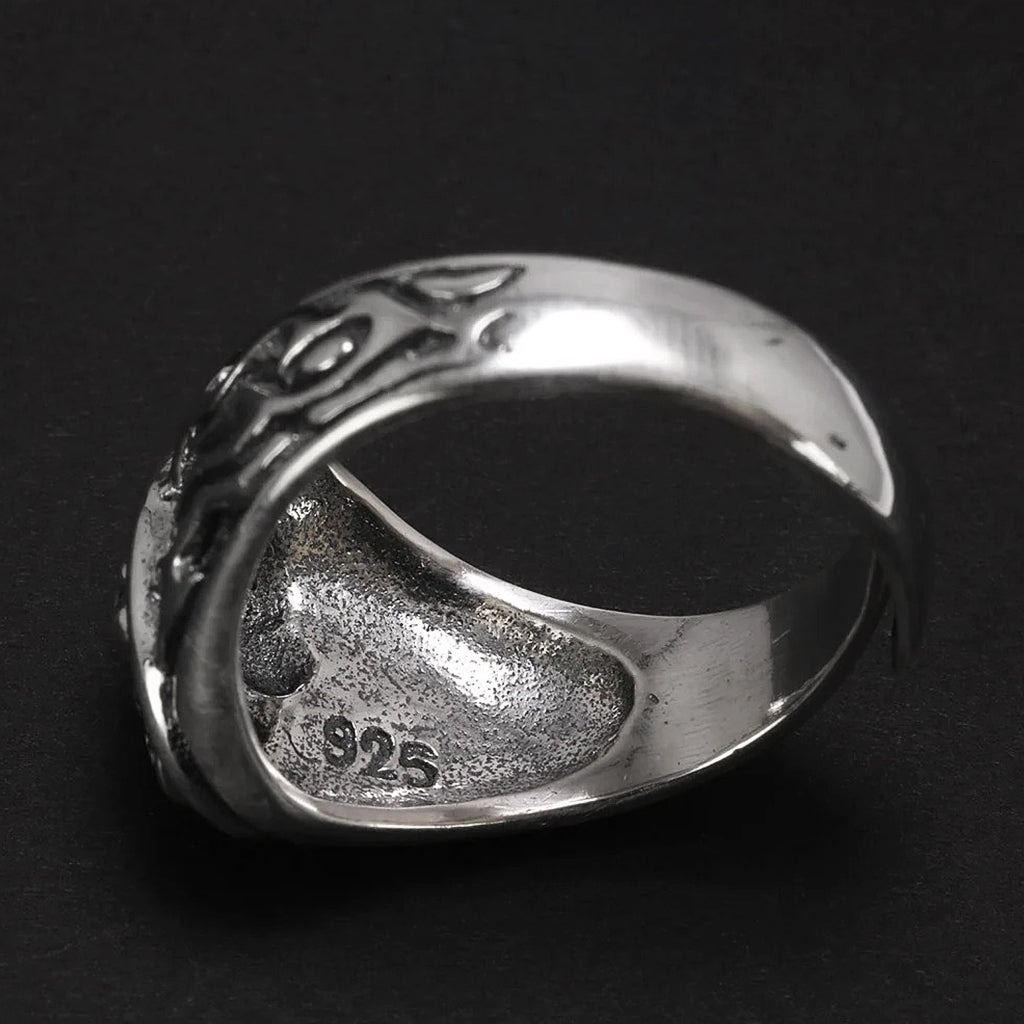 Silverfärgad dödskalle ring i sterling silver med eldslågor längs sidorna