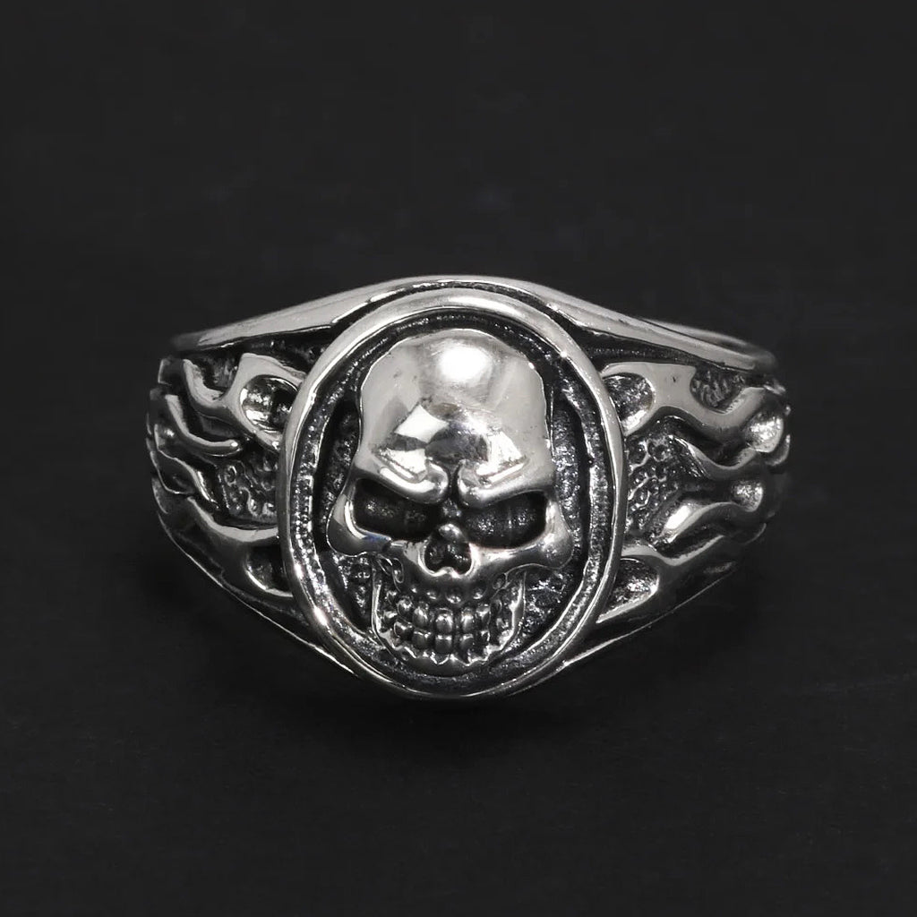 Silverfärgad dödskalle ring i sterling silver med flames längs sidorna