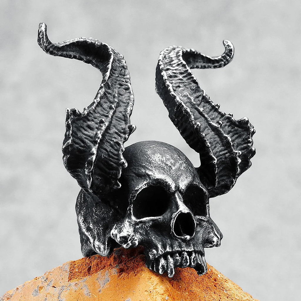 Svart ring dödskalle med horn