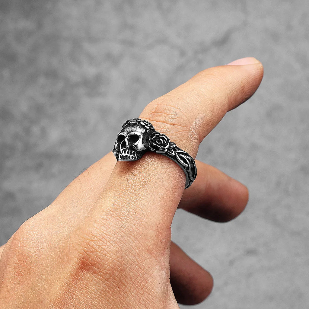 Ring med rosor och en dödskalle framtill