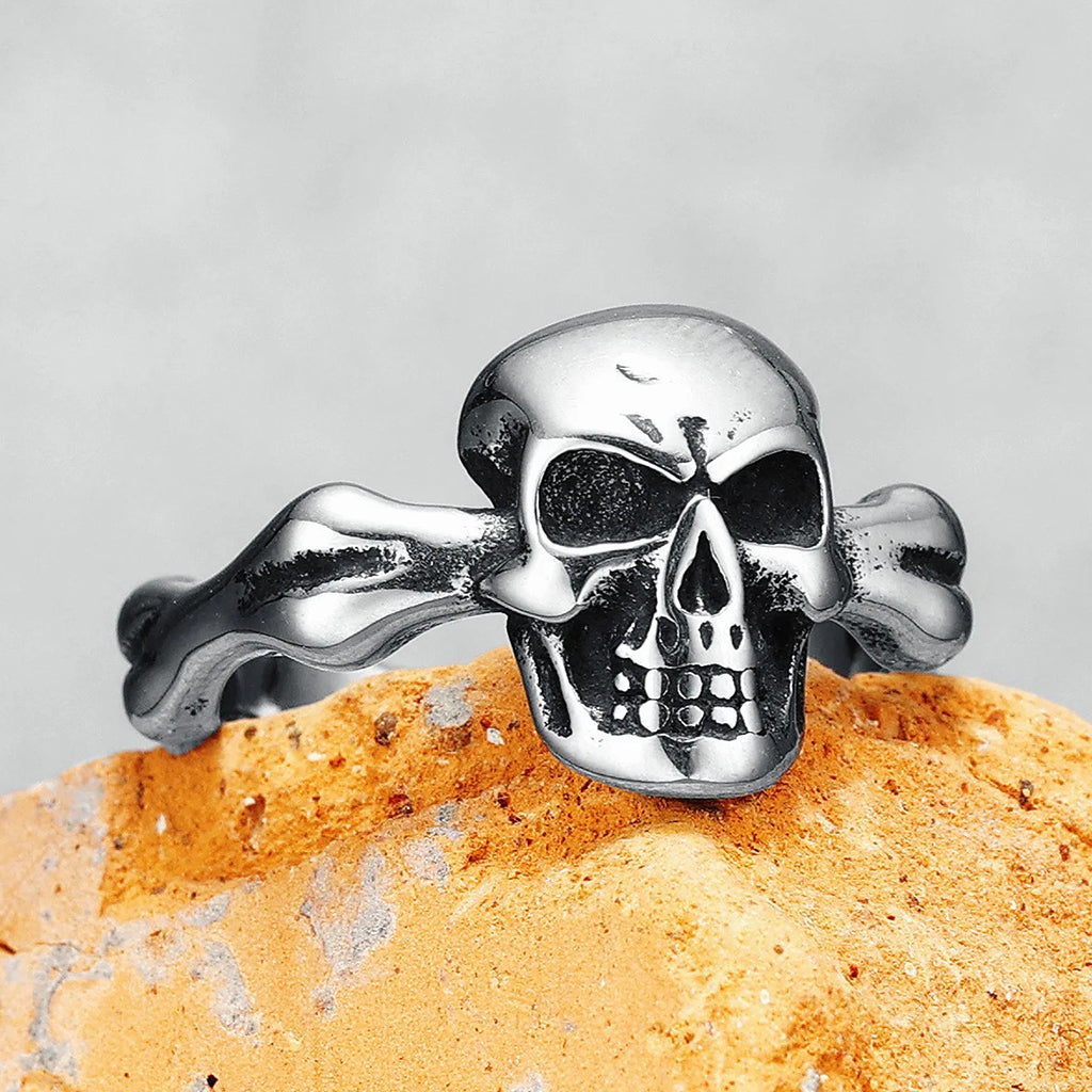 Ring dödskalle med skelettben