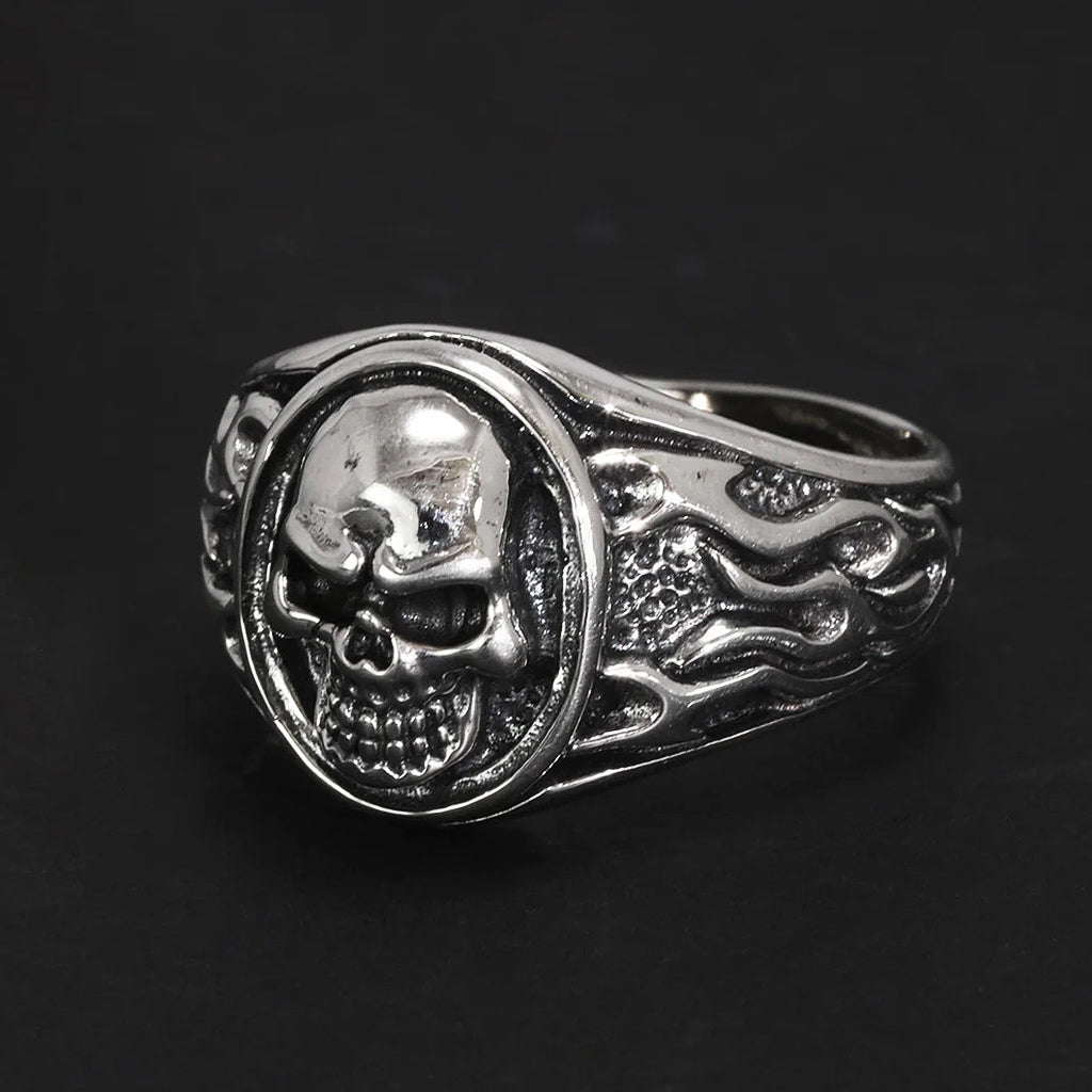 Silverfärgad dödskalle ring i sterling silver med eldsflammor längs sidorna