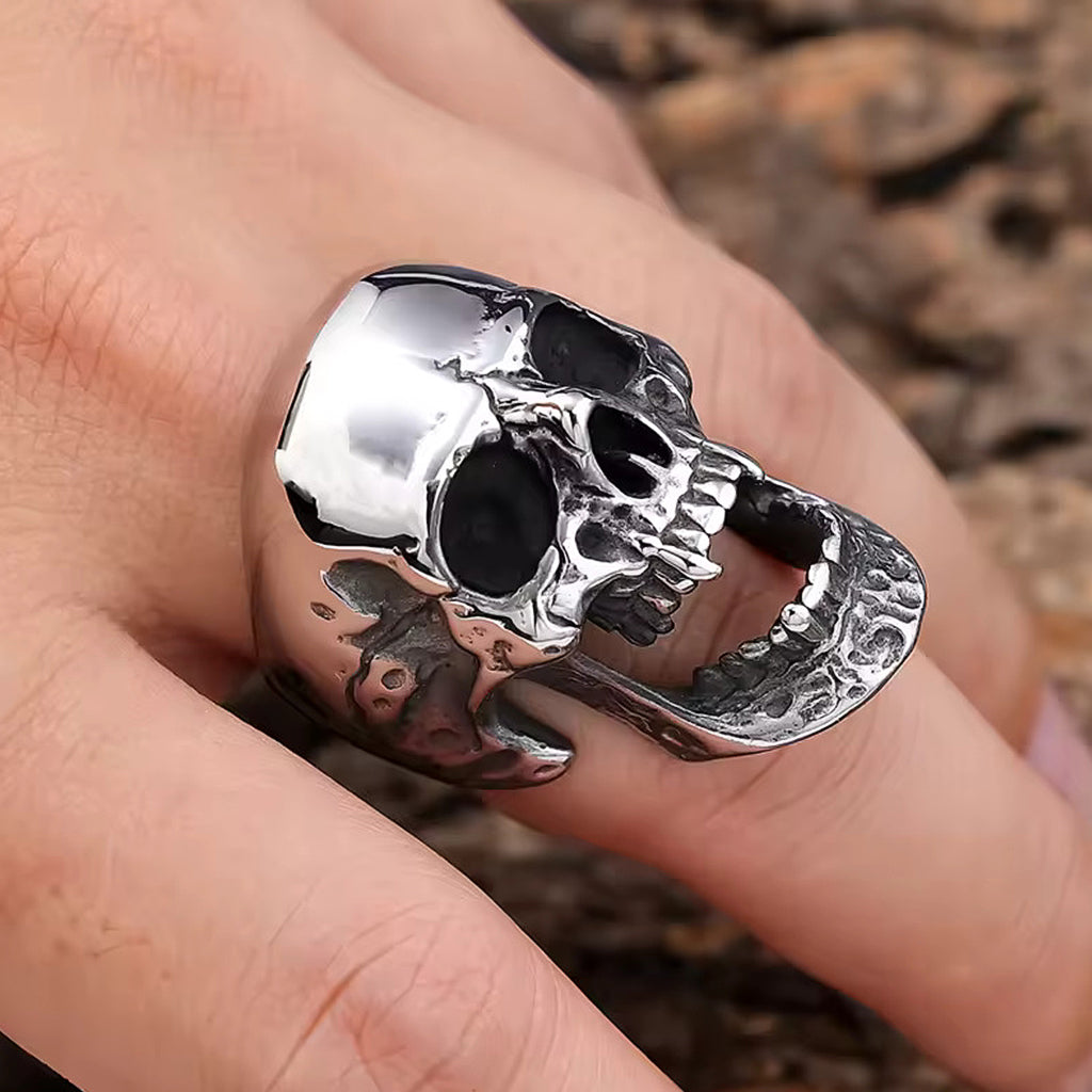 Ring i rostfritt stål som visar en dödskalle med vampyrtänder