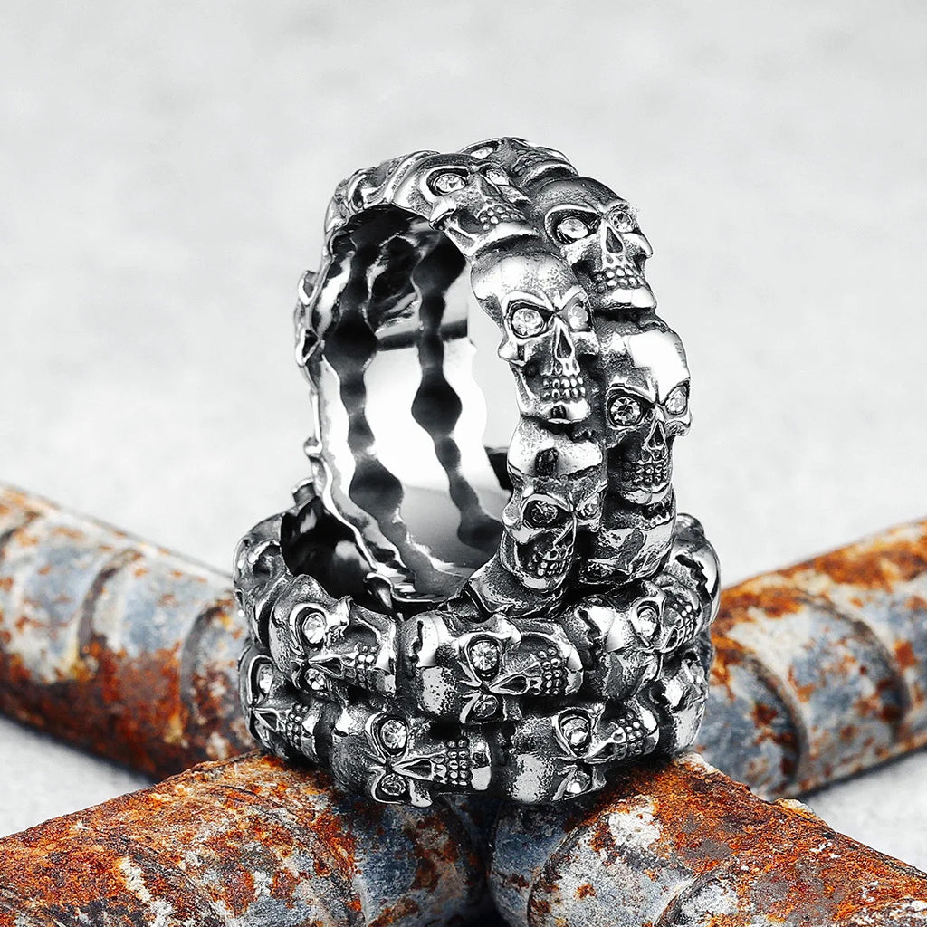 Ring med dödskallar med zirkoner som ögon
