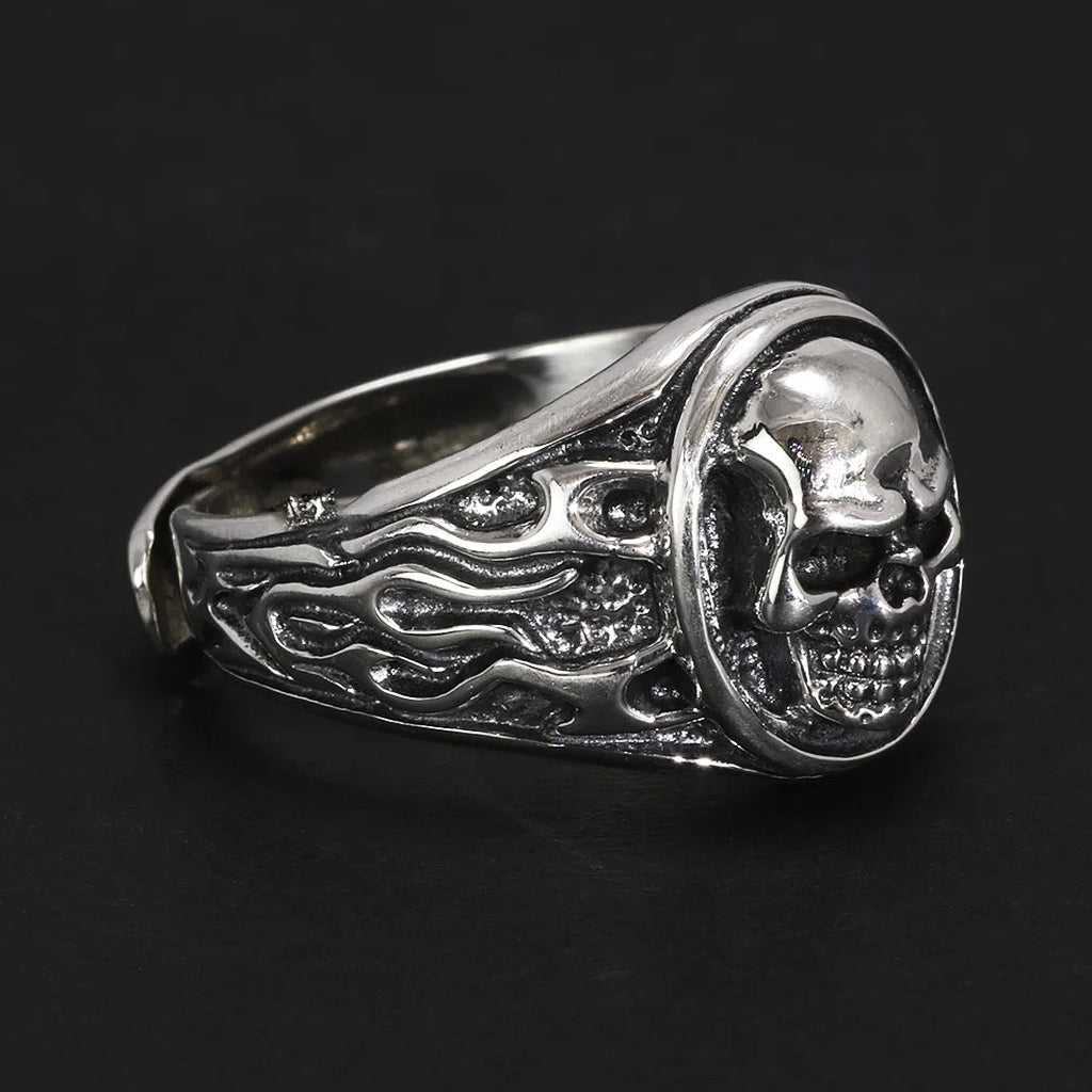 Silverfärgad dödskalle ring i sterling silver med eldsflammor längs sidorna