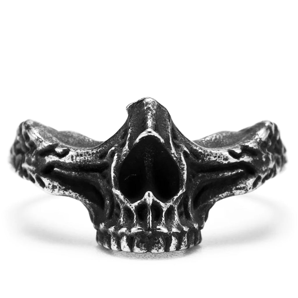 Svart ring föreställande halv dödskalle