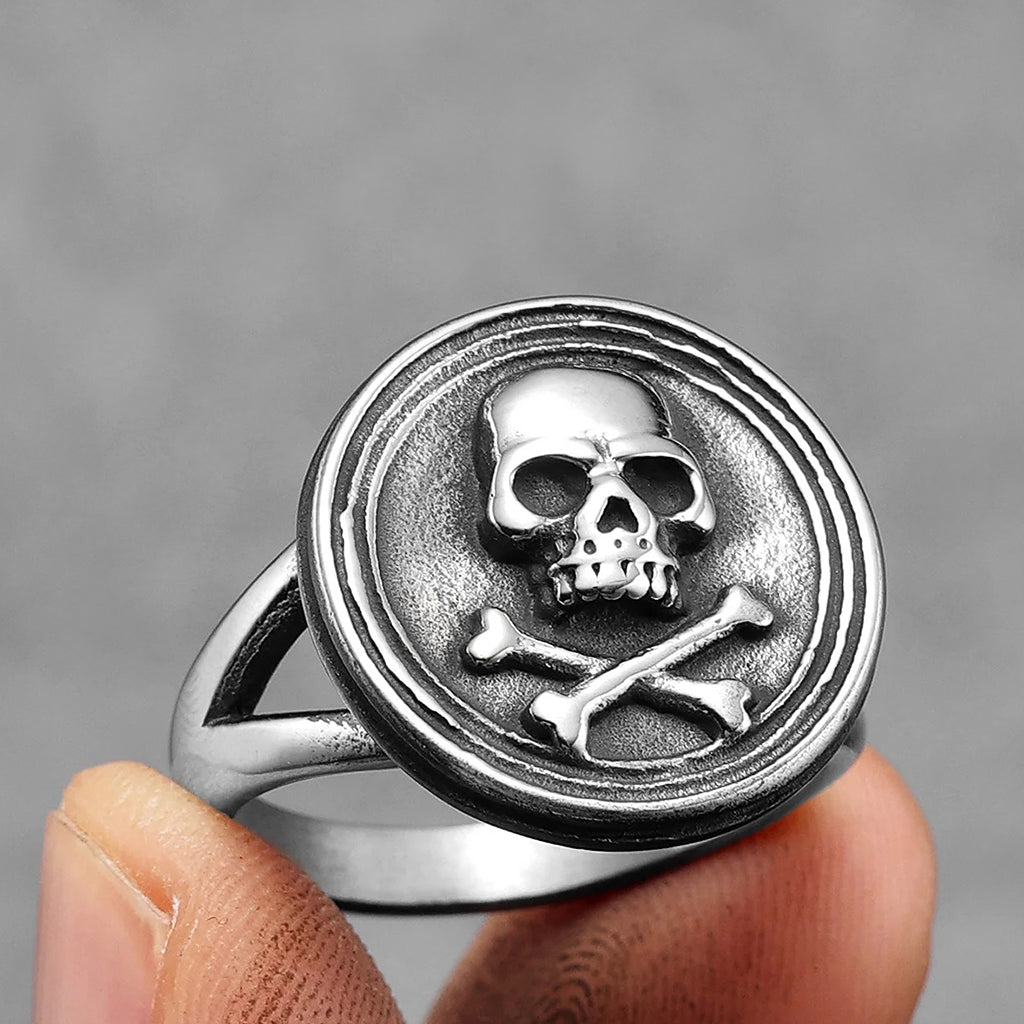 Liten ring med Jolly Roger på klacken