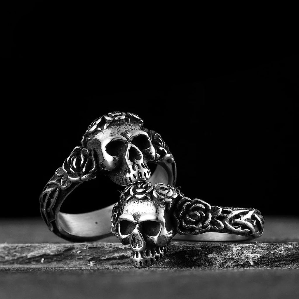 Ring med rosor och en dödskalle framtill