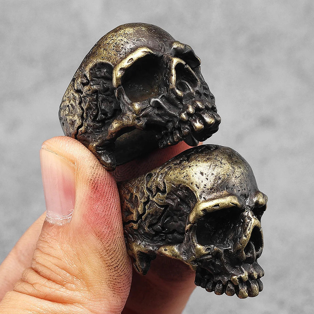 Ring med skalle i mässingsfärg