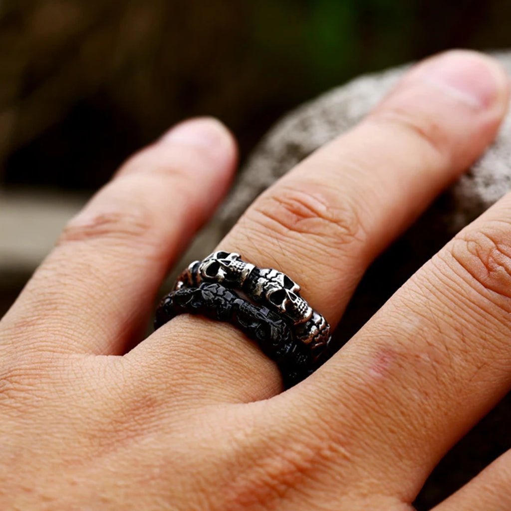 Ring med svarta dödskallar