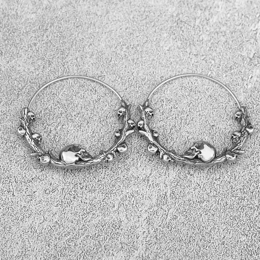 Ringörhängen med dödskallar på