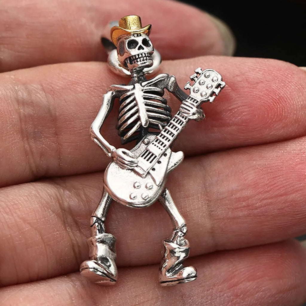 Silverfärgat halsband av sterling silver, formgivet som ett rocker skelett som spelar elgitarr