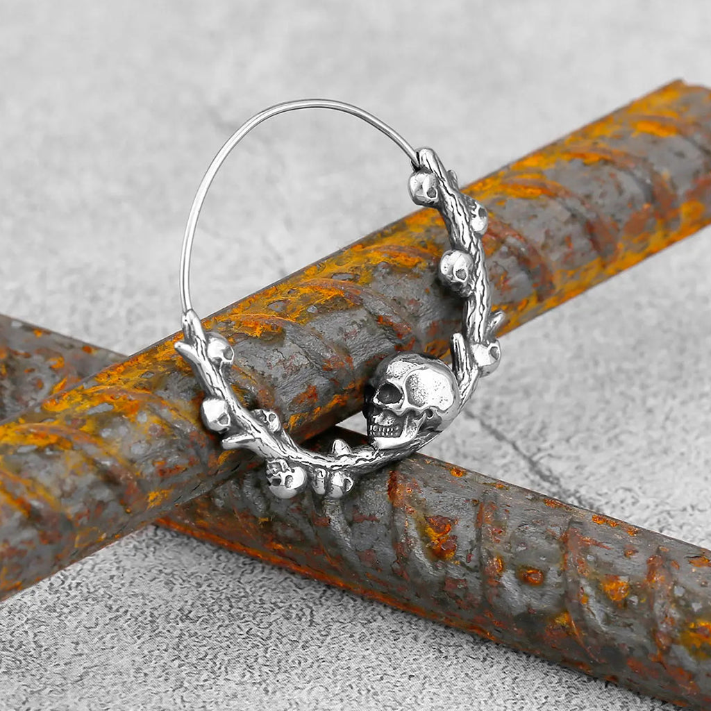 Runda örhängen med dödskallar på