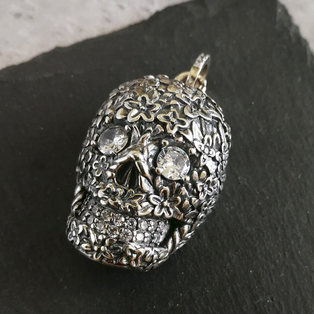 Sterling silver halsband föreställande en blommig dödskalle med diamanter