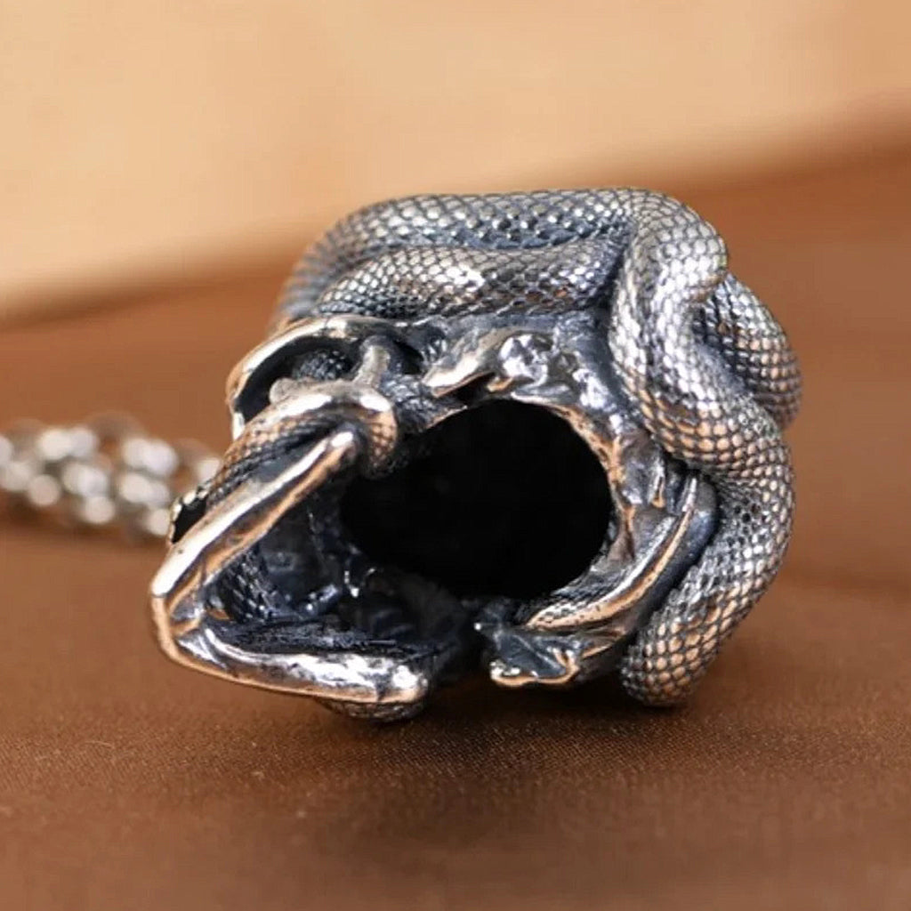 Silversmycke föreställande en dödskalle med ormar