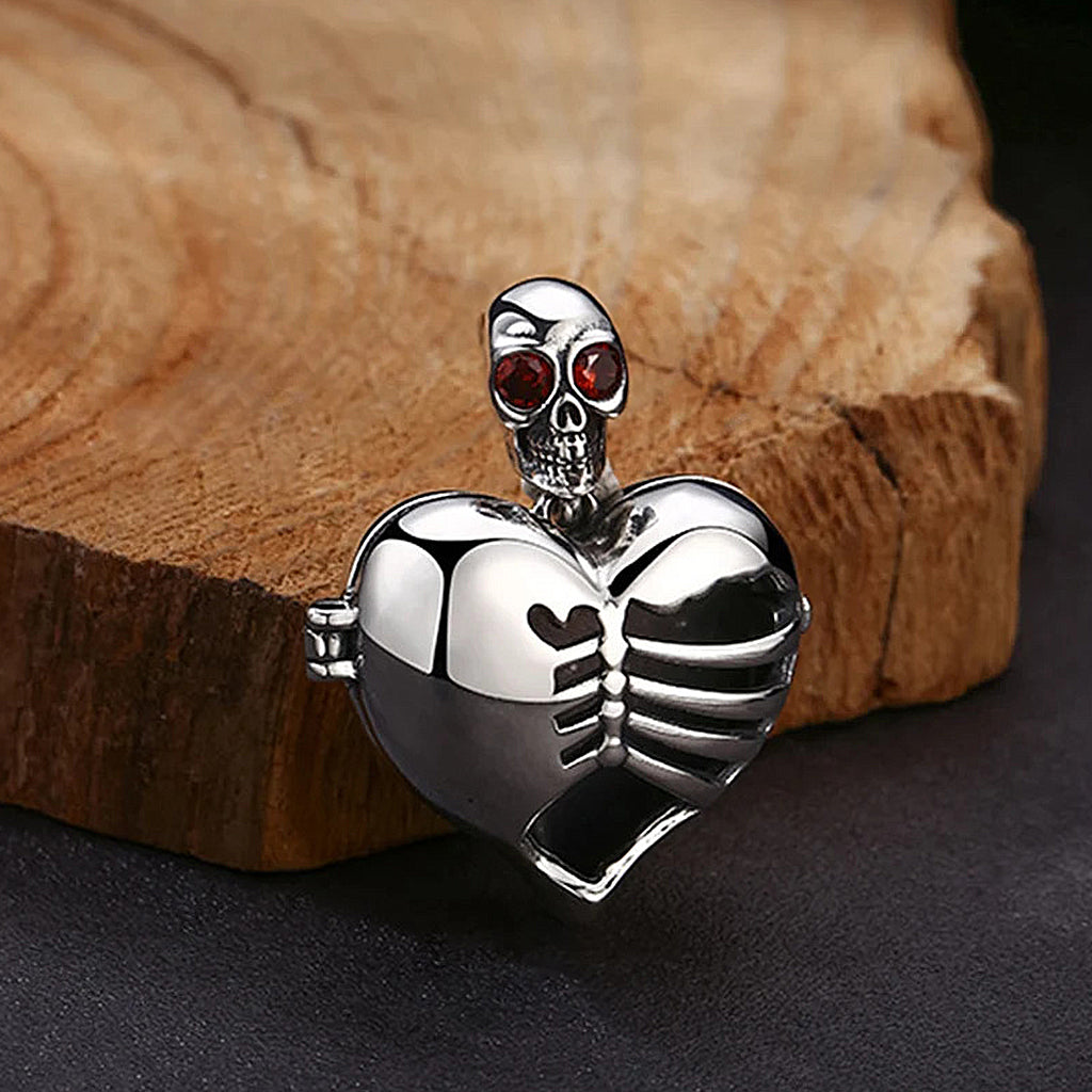 Medaljong halsband föreställande ett skelett och ett hjärta