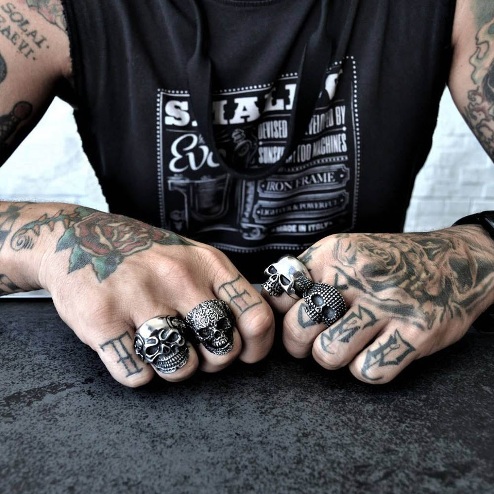 Du köper gotiska smycken med dödskallar på Skull-Cult.com