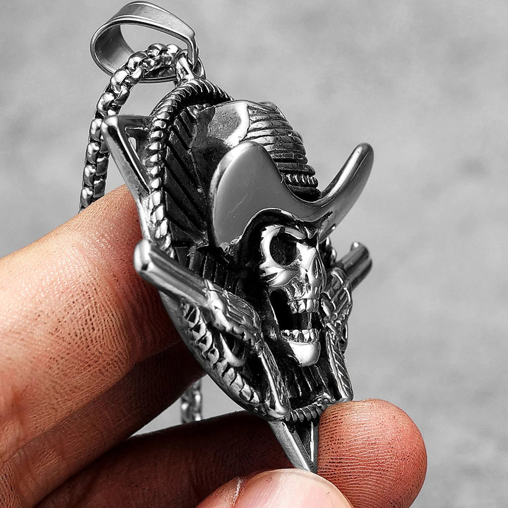 Silverfärgat hängsmycke föreställande en cowboy dödskalle med två pistoler