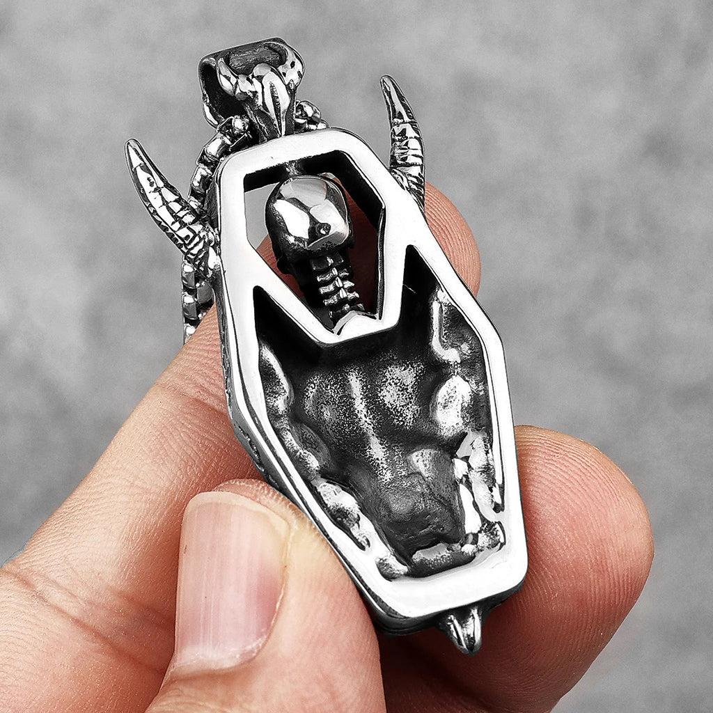 Silverfärgat smycke föreställande en djävul och ett gethuvud