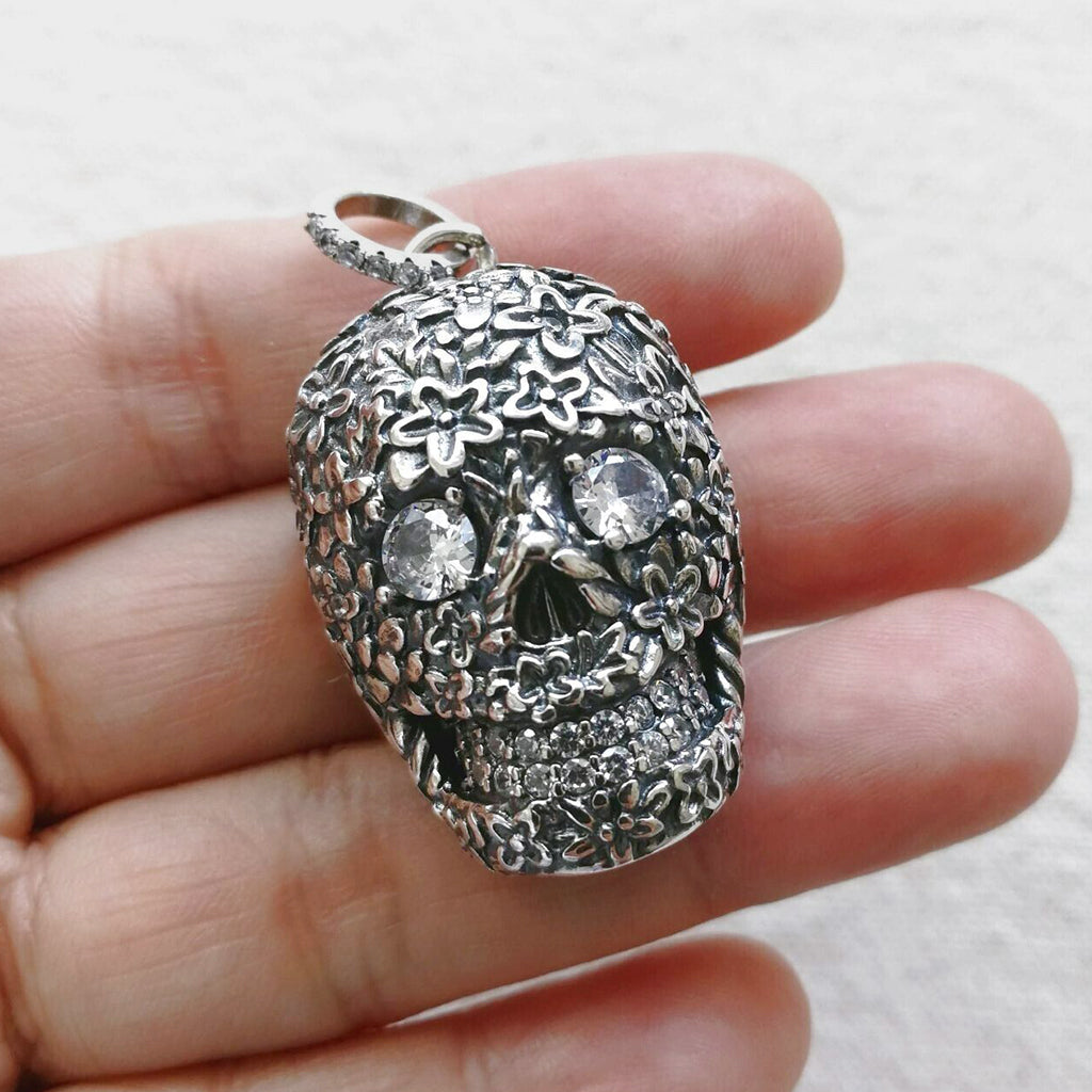 Sterling silver smycke föreställande en blommig dödskalle med diamanter