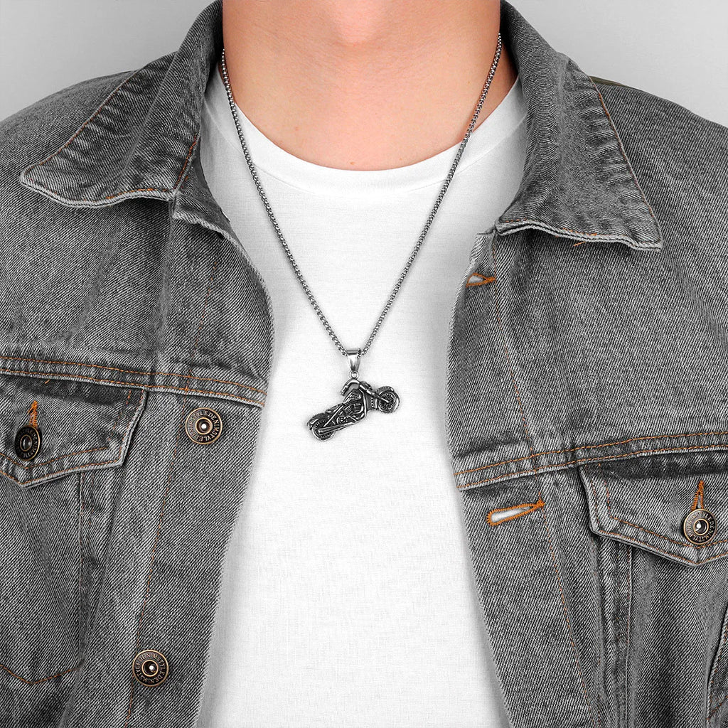 Silverfärgat hänge föreställande en Harley Davidson motorcykel med en dödskalle framtill