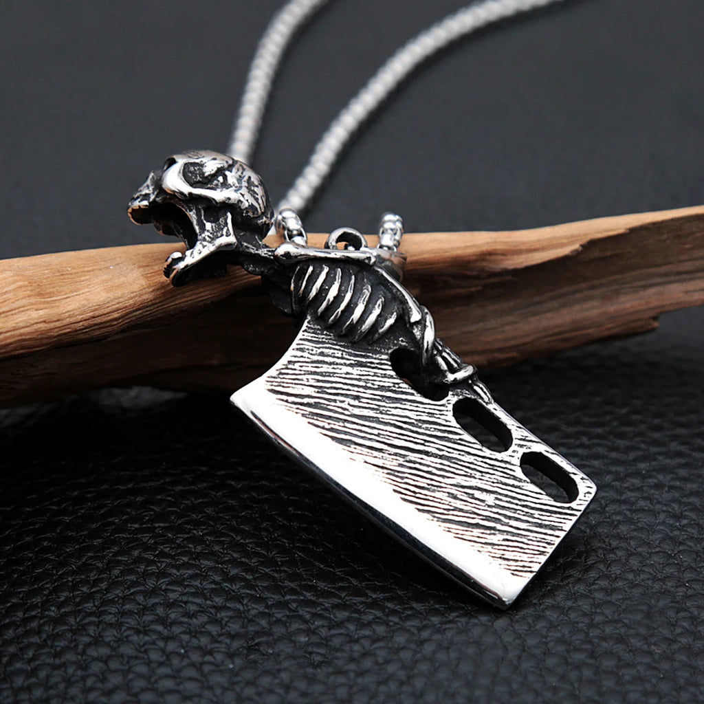 Silverfärgat hängsmycke föreställande en liten slaktkniv med en gapande skalle, som fungerar som kapsylöppnare