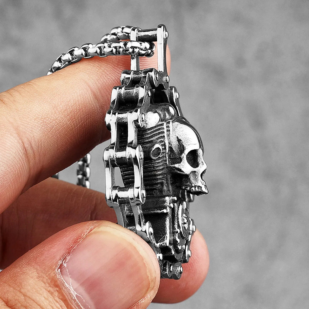 Silverfärgat hängsmycke föreställande en Harley Davidson motorcykel-motor med en dödskalle på