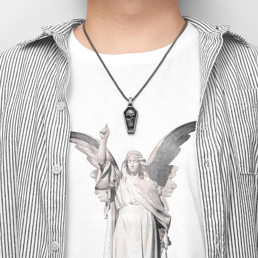 Svärtat halsband föreställande en likkista med en dödskalle