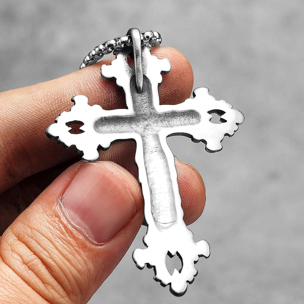 Smycke föreställande ett latinskt kors med vackra ornament och en dödskalle i centrum