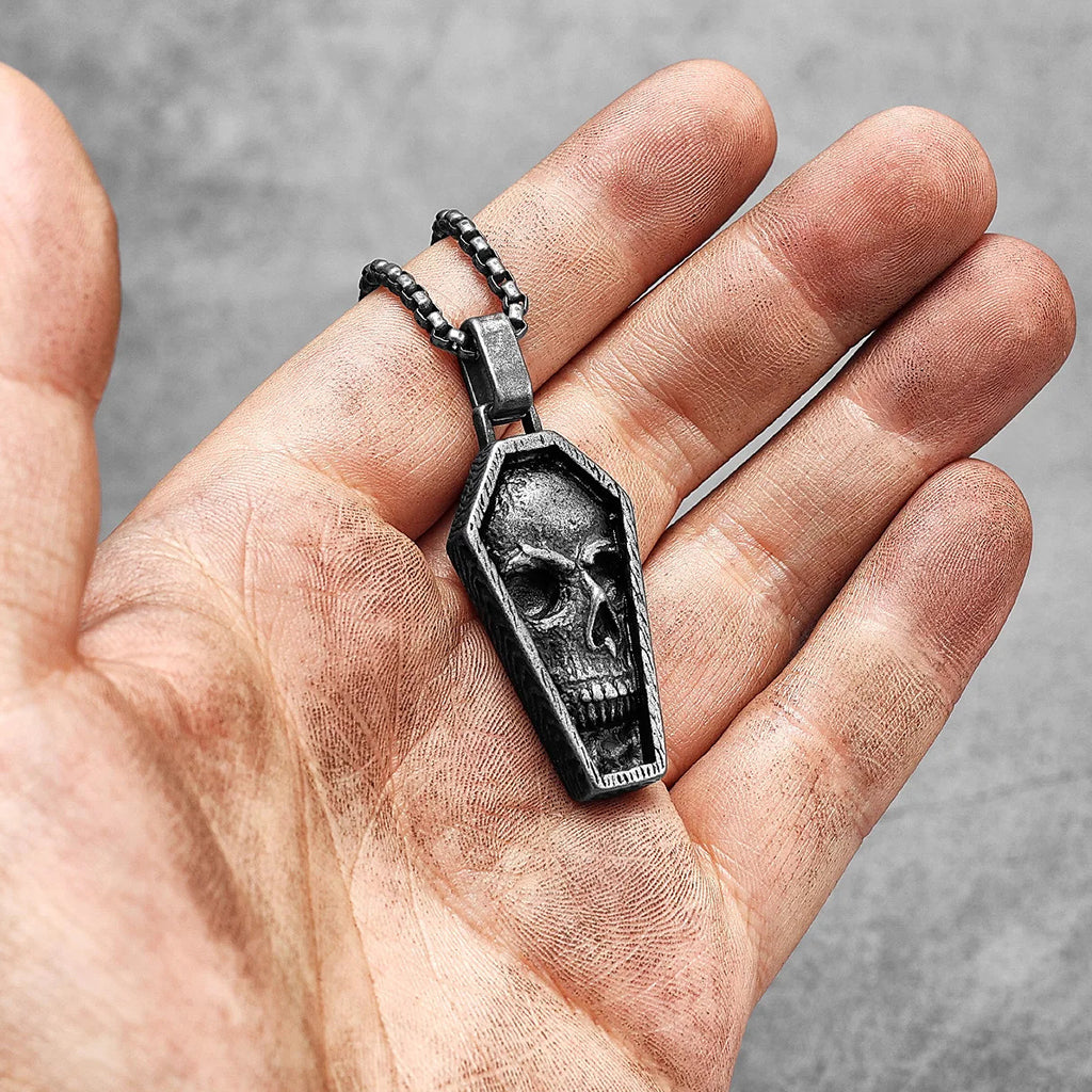 Svärtat hängsmycke föreställande en likkista med en dödskalle