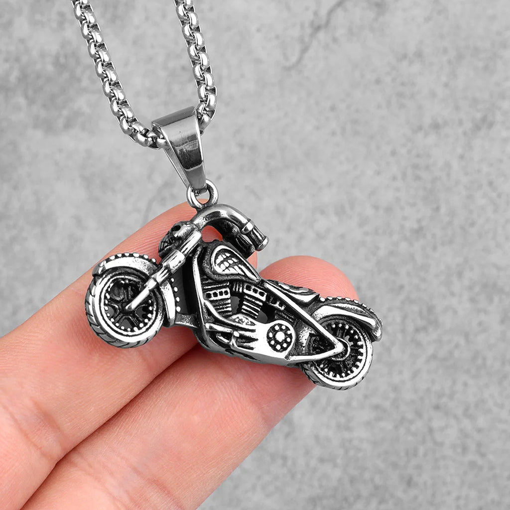 Silverfärgat smycke föreställande en Harley Davidson motorcykel med en dödskalle framtill