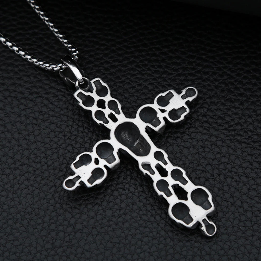 Silverfärgat halsband i stål föreställande ett latinskt kors med dödskallar på korsarmarna