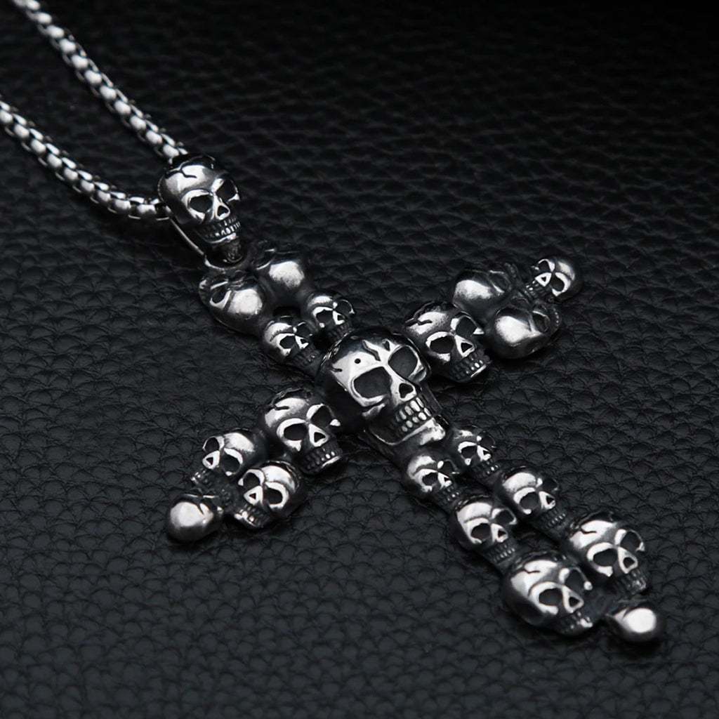 Silverfärgat hänge i stål föreställande ett latinskt kors med dödskallar på korsarmarna