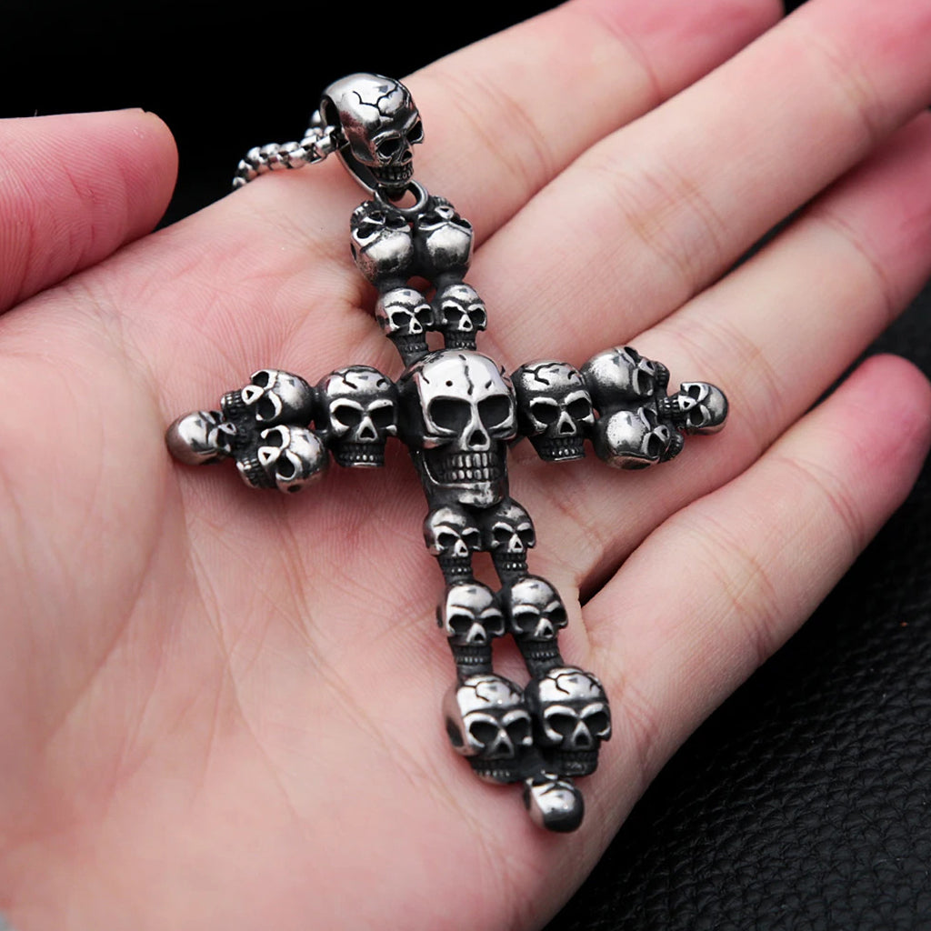 Silverfärgat hängsmycke i stål föreställande ett latinskt kors med dödskallar på korsarmarna